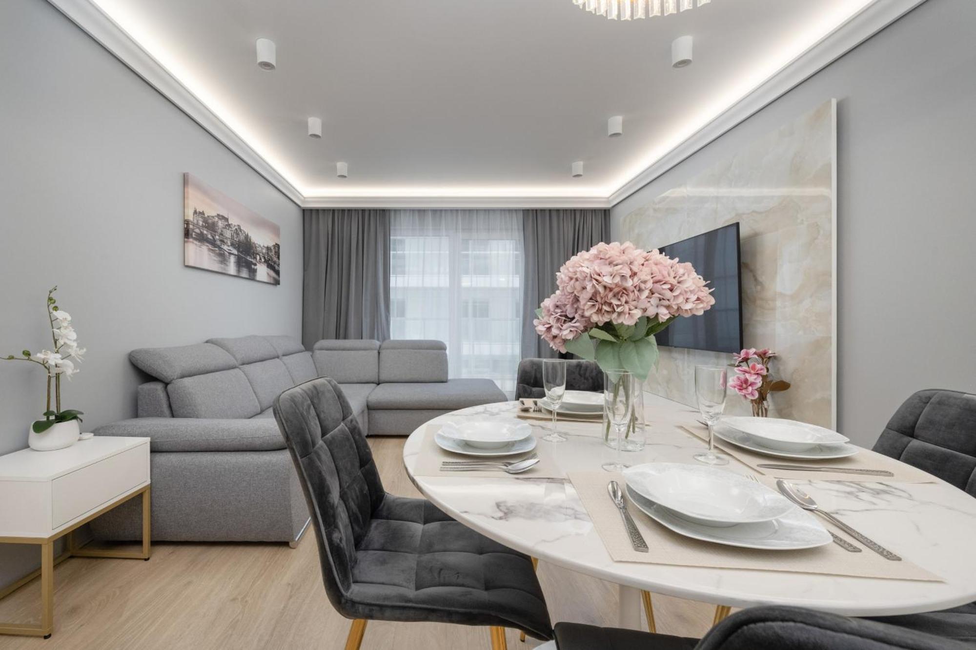 Elegant Apartment With Balcony By The Oder River In Wroclaw By Renters Prestige 외부 사진