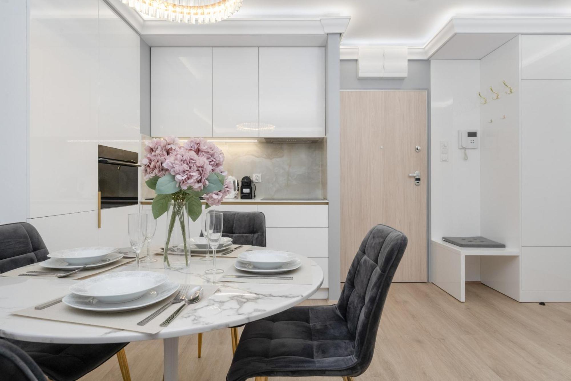 Elegant Apartment With Balcony By The Oder River In Wroclaw By Renters Prestige 외부 사진